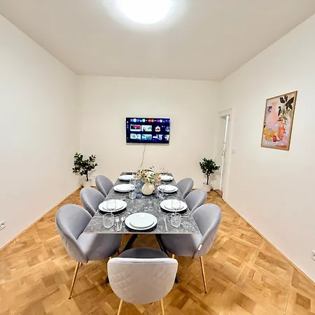 Stunning In Historical Center Apartment *